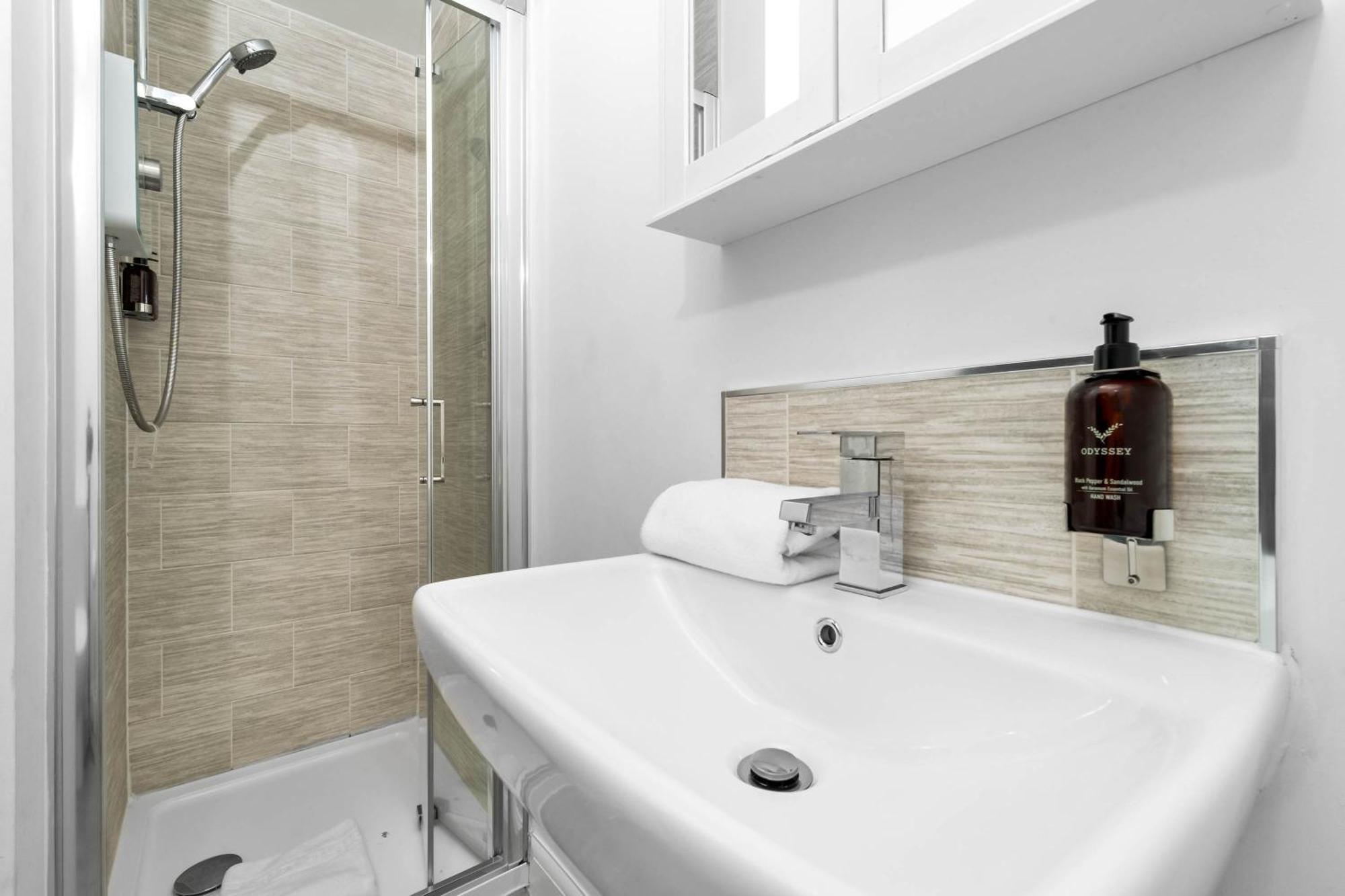 Lavish 3 Bedroom House With Ensuite And Parking By Azura Nights Birmingham Bagian luar foto
