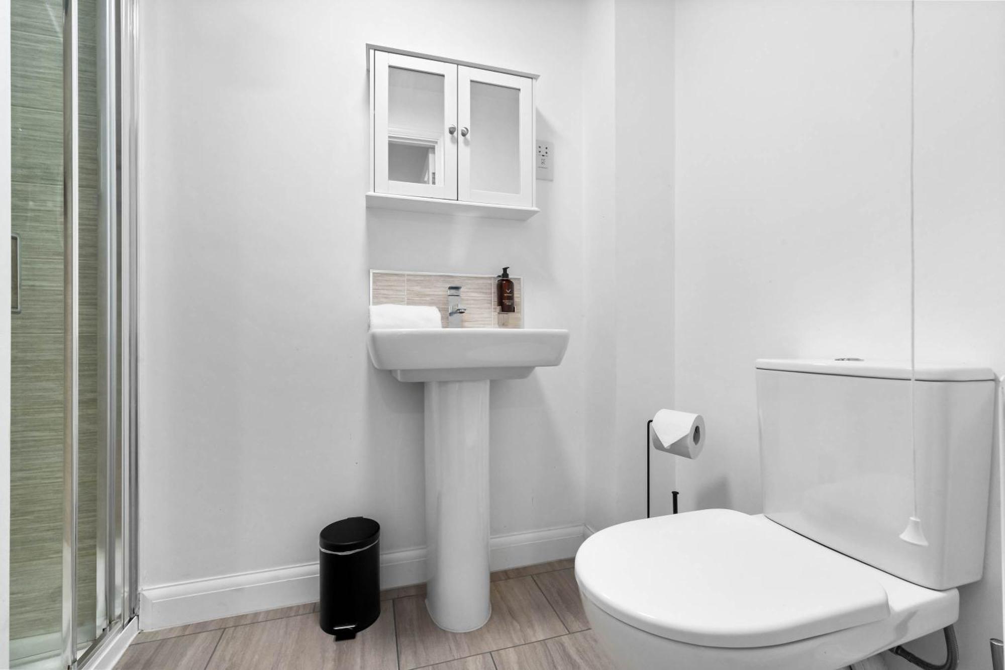 Lavish 3 Bedroom House With Ensuite And Parking By Azura Nights Birmingham Bagian luar foto