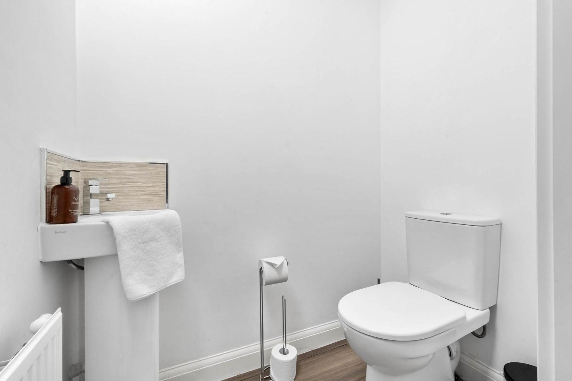 Lavish 3 Bedroom House With Ensuite And Parking By Azura Nights Birmingham Bagian luar foto