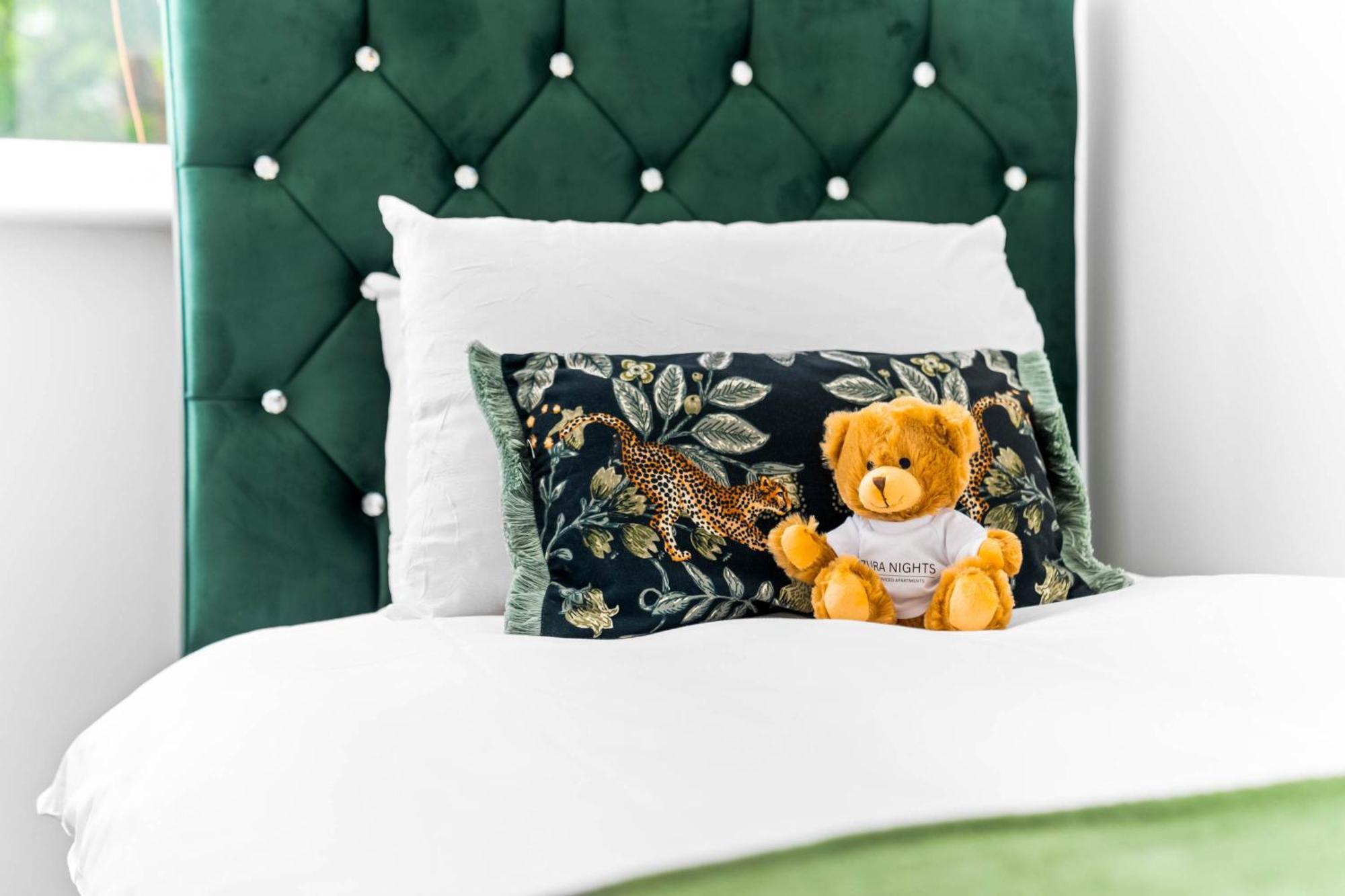 Lavish 3 Bedroom House With Ensuite And Parking By Azura Nights Birmingham Bagian luar foto