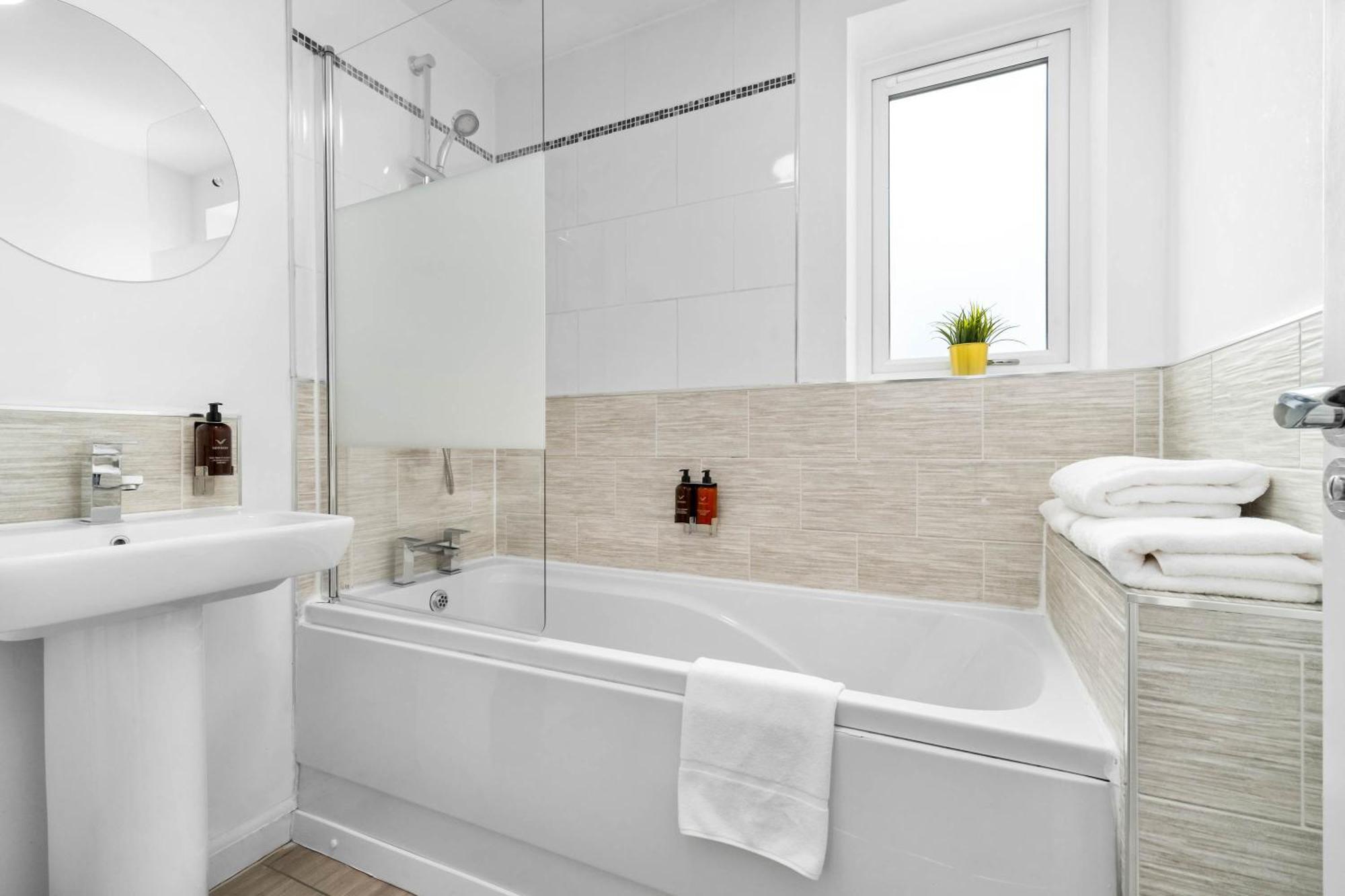 Lavish 3 Bedroom House With Ensuite And Parking By Azura Nights Birmingham Bagian luar foto