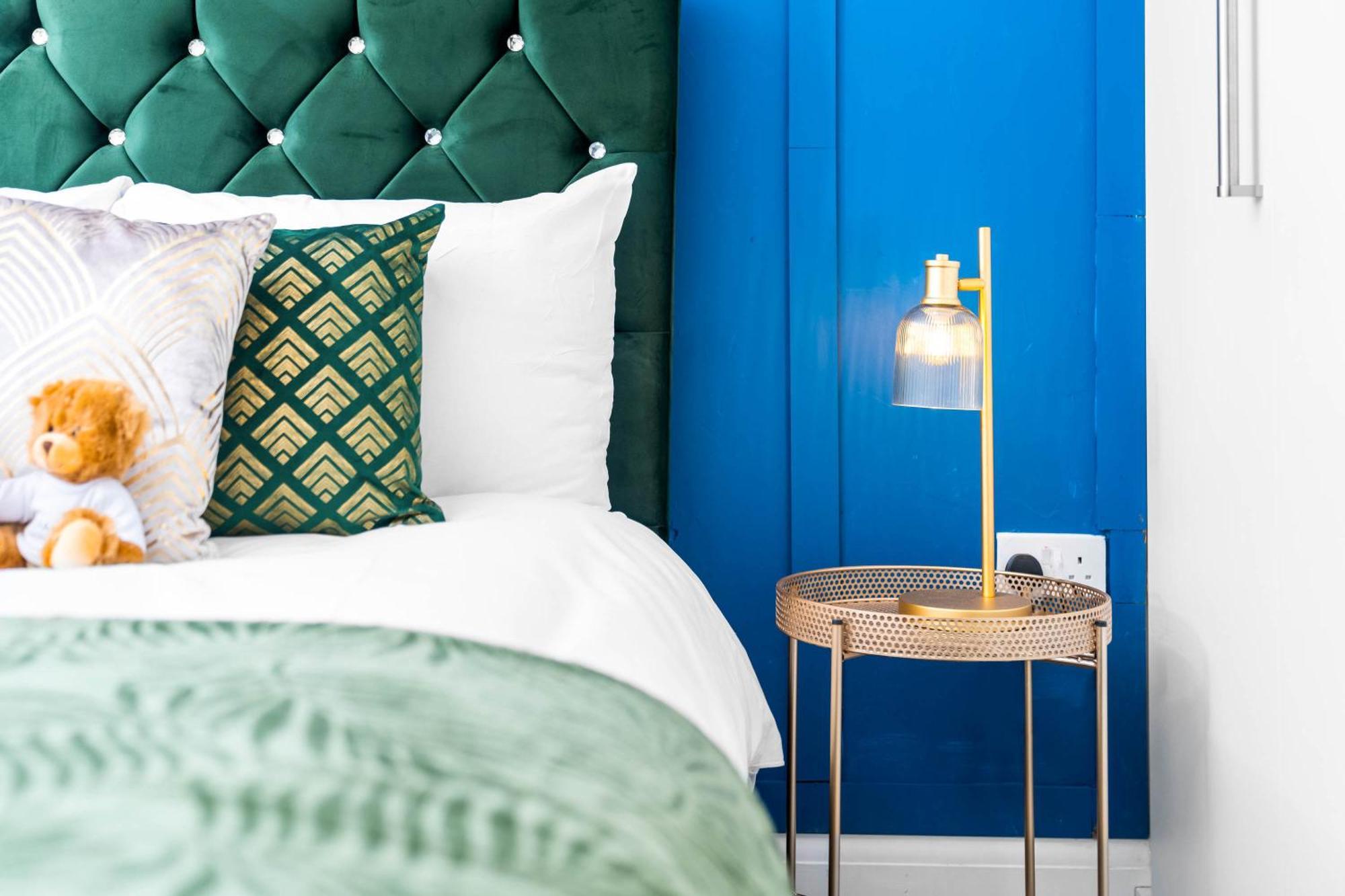 Lavish 3 Bedroom House With Ensuite And Parking By Azura Nights Birmingham Bagian luar foto