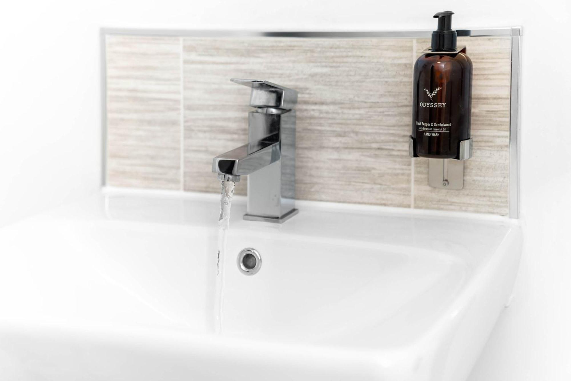 Lavish 3 Bedroom House With Ensuite And Parking By Azura Nights Birmingham Bagian luar foto