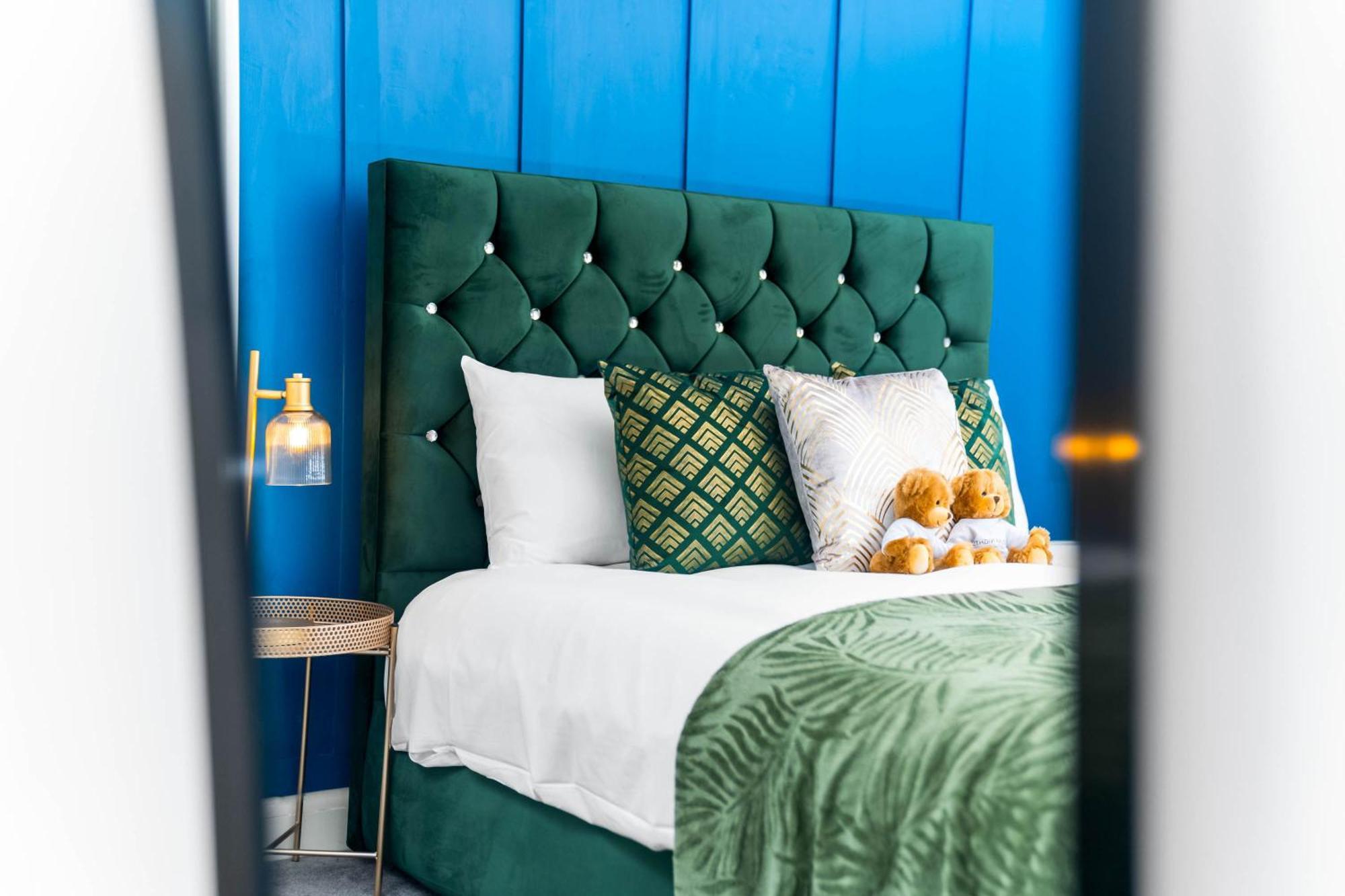 Lavish 3 Bedroom House With Ensuite And Parking By Azura Nights Birmingham Bagian luar foto