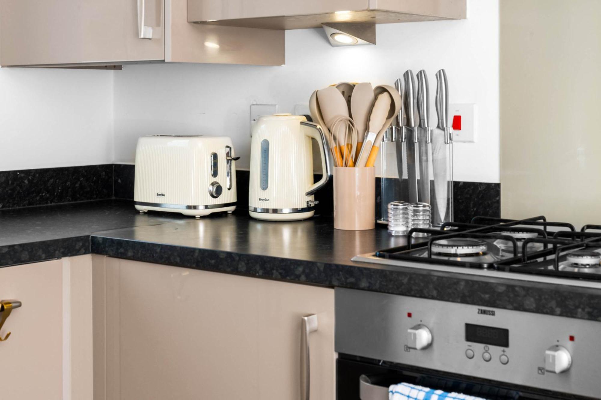 Lavish 3 Bedroom House With Ensuite And Parking By Azura Nights Birmingham Bagian luar foto